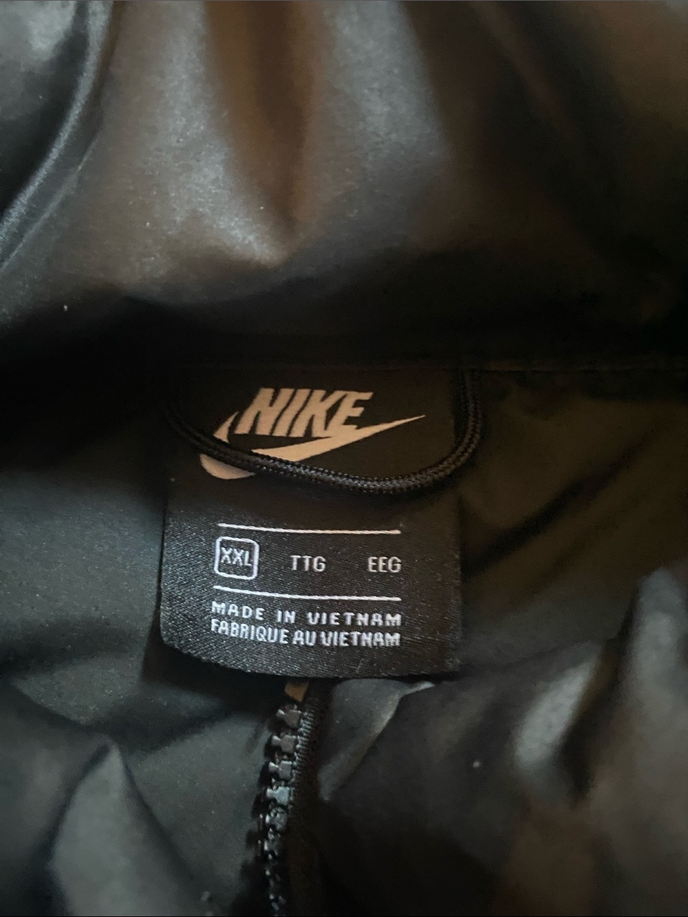 Nike men’s black puffer vest. - Picture 3 of 4
